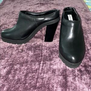 Kelsi Dagger black leather clogs size 6
